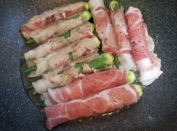 step3: 慢火將豬肉卷煎至半熟