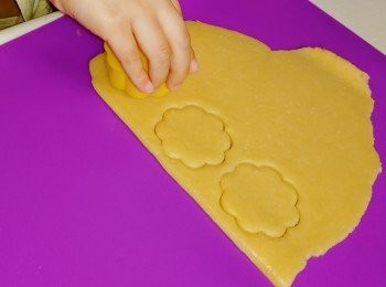 step2: 2只蛋打勻放入麵粉搓成團即可印模。如果麵團太軟可把麵團放入雪櫃5至10分鐘會易印啲。壓平麵團至3mm厚