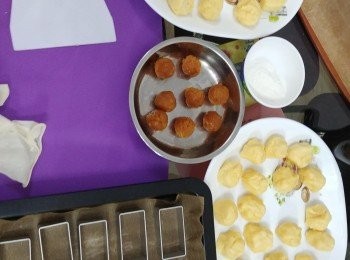 step5: 分別把餡同皮分成18g同26g，包好餡搓圓放入長方形模。先預熱170度再放入去焗10至13分鐘，取出反面較160度再回焗7分鐘，待冷密封好再待2日回油最好食!!!!