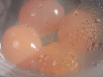 step1: 先將鹹蛋去泥洗淨，取出蛋黃隔水蒸 6-8 分鐘至熟，用叉壓碎備用