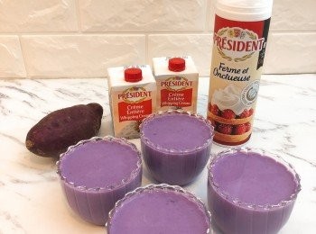 step7: 將混合物倒入杯內，放入雪櫃雪3-4小時，取出後唧上忌廉和放上裝飾便完成