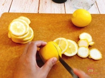 step2: 檸檬先用梳打粉浸半小時，再清洗乾淨然後抺乾，備用；檸檬切去兩端，
