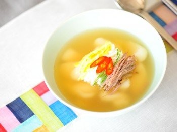 step8: 上碟

在一個湯碗內，放入年糕及湯，在年糕上，放上牛肉、冬菇、京蔥、雞蛋黃和雞蛋白等裝飾，便完成。