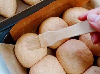 step5: 進行二次發酵，待麵團脹大2倍大即可掃上蛋液，放入已預熱焗爐170度焗13至15分鐘即可。