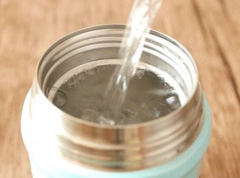 step4: 把滾水倒入燜燒杯蓋上，把燜燒杯預熱。
