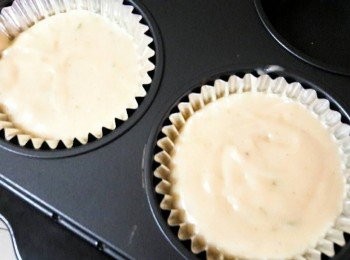 step9: 把剩下的麵糊加入杯子模中