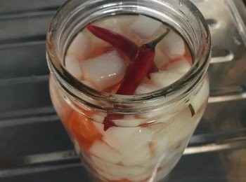 step3: 在放滿蘿蔔樽加入醋後，蘿蔔面放上辣椒，蓋上再冷藏4小時便可。