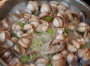 step6: 最後將蜆回鍋，加入少許麻油拌勻即可。