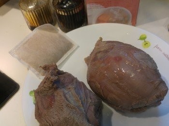 step1: 牛𦟌先用薑片先汆水十分鐘撈起備用。