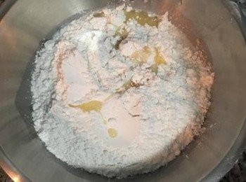 step4: 加入中筋麵粉和沙拉油，