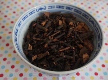 step2: 桑寄生葉先浸一浸, 然後放入隔渣袋內沖水, 隔乾後將袋口縛好備用