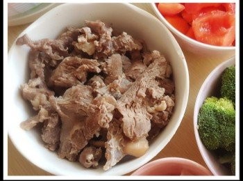 step4: 把鍋內的水換掉煮沸，並放入牛腩汆水15分鐘。