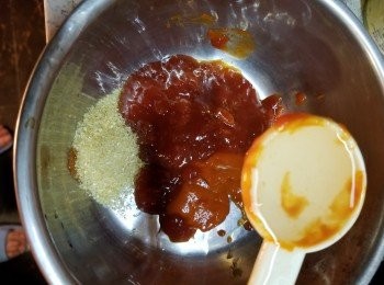 step3: 將<span class="group_3">汁料</span>:2湯匙菠蘿茄汁,1湯匙辣椒醬,2茶匙砂糖,2湯匙食用凍開水拌勻