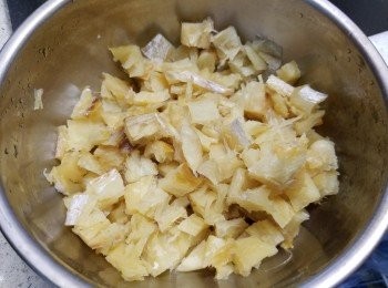 step2: 將浸軟的柴魚撕開,順便揀出魚骨