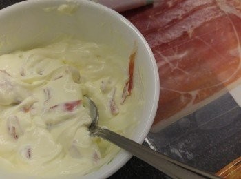 step6: 巴馬火腿剪碎後加入酸忌廉攪混。