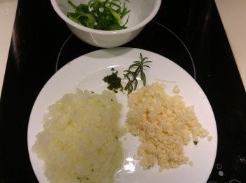 step2: Rosemary琢碎，蒜頭和洋蔥琢蓉, 蔥切絲備用。