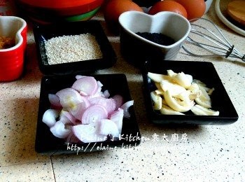 step5: 乾蔥頭去衣切片 , 蒜頭去衣拍扁