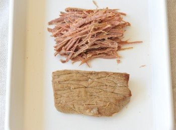 step6: 冬菇：切大約五厘米幼絲

牛肉：用手撕成幼絲

京葱：切大約五厘米幼絲