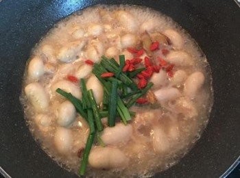 step9: 放入蔥綠和枸杞，再淋一點點麻油即可起鍋。