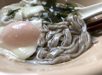 step4: 食用時把冰水倒去 放入自己喜歡的湯料拌食