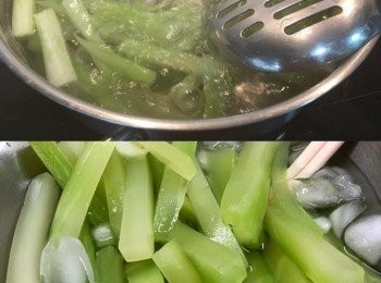 step1: 把萵筍去外皮，切段。
水加鹽煮滾，放萵筍段煮2分鐘， 撈起浸冰水，
浸凍後隔了水份上碟。
加入XO醬 加少許黑芝麻油 醬油 👌🏻