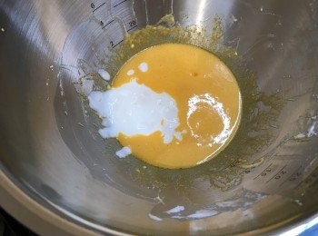 step3: 用高速打散蛋黃，加入菜油轉慢速打至混合，之後加入熱情果乳酪打勻