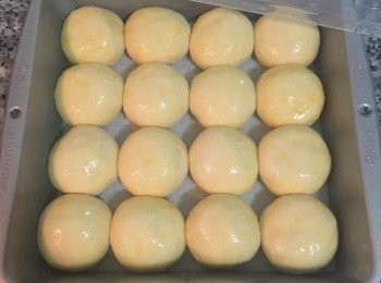 step18: 在餐包上刷上全蛋液後，入烤箱烤17分鐘左右，直到上色即可。