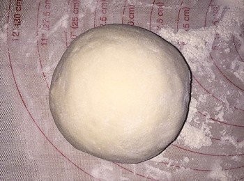 step1: 中筋麵粉加開水攪拌成絮狀，然後加冷水揉成麵團。