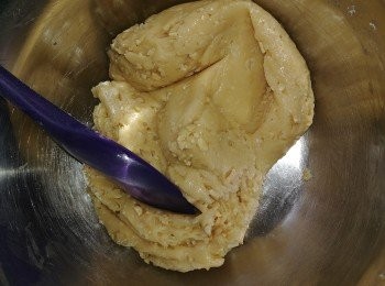 step3: 加入已過篩的麵粉同梳打粉用刮刀撈勻至無粉粒，再加入花生碎搞勻靜止5分鐘。