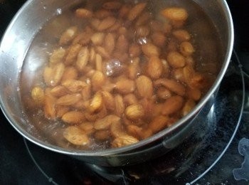 step7: 美國杏仁150g用熱水煮一煮滾後熄火,然後隔去水份再去皮