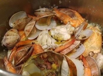 step9: 從真空煲取出不銹鋼煲, 只取出海鮮放入碟。