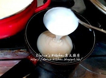 step8: 將一半椰汁糊轉放入另一煲內