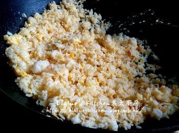 step10: 將餘下份量的蛋液及薑汁加入 , 炒至飯乾身