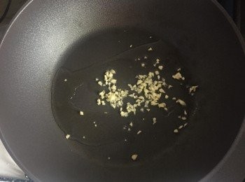 step2: 在另一鍋加入橄欖油、蒜蓉、鹽、黑胡椒粉煮約2分鐘。