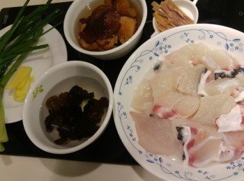 step1: 乾雲耳和菇先浸軟, 菇可先蒸15分鐘再切片,薑切片, 雲腿切薄片再切絲, 蔥切段留少許切絲, 龍躉先用<span class="group_2">醃料</span>醃一陣。