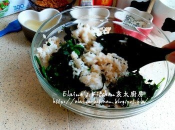 step7: 將一半份量的白飯加少許生抽及糖拌勻 , 加入黑白芝麻及菠菜再拌勻