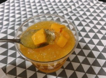 step4: 將西米及雪燕加入芒果汁底拌勻
將餘下既芒果起肉切粒鋪面即可