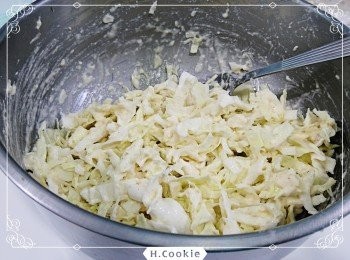 step3: 加入適量水攪拌，水不需太多，以能成糊即可