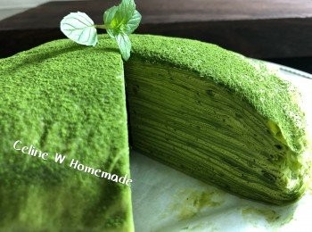step2: 抹茶粉加入少量淡忌廉拌勻至抹茶醬。淡忌廉加糖打起 打起後加入抹茶醬。打至像雪糕狀。一層餅皮抹一層抹茶cream，每層都是這樣啦💪🏻千層就是這樣造成的✌🏼