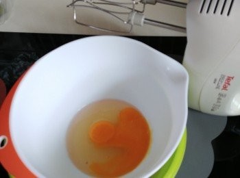 step2: 雞蛋加砂糖座熱水用打蛋器高速打起，小心水過熱整熟雞蛋。打至有發脹2倍(約5至7分鐘左右)有紋路同可寫8字咁就得。