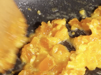 step2: 燒熱鍋，放入牛油煮溶，加入鹹蛋黃