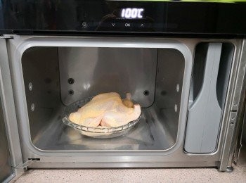 step4: 大火蒸40分鐘或者熟透;   於室溫待約10分鐘後待雞稍涼後斬件， 將蒸雞後剩下的雞汁撇油後淋在雞上面便可進食。