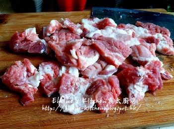 step2: 梅頭豬扒肉用刀背拍鬆兩面後切細件