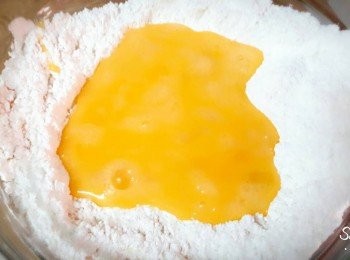 step4: 蛋打散直接加入粉類中拌勻