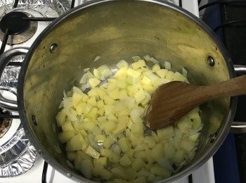 step3: 鍋內溶掉牛油，將洋蔥及蒜粒加入炒至洋蔥變淋後加入薯粒炒至變黃（但不要變黑或金黃）。