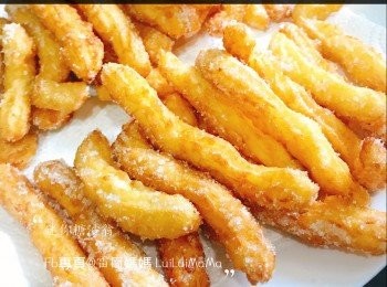 step1: 量好麵粉，加入一茶匙吉士粉攪拌均勻