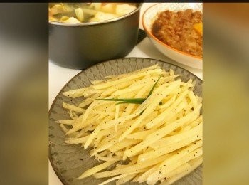 step4: 大火下油燒滾，落薯絲。
快炒令每條薯絲沾到油。
加醋，兜幾下令每條薯絲有醋，再加雞粉，黑椒碎快炒兜勻。
加少少水，約兩啖，繼續兜炒至水蒸發。上碟