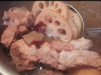 step1: 把排骨放进热开水煮一煮，肉煮到一点熟就起锅。拿去洗手盆洗一洗，再放进新的自来水里煮。