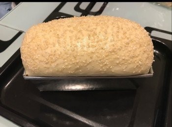 step4: 焗模先塗上少許油，把麵團放進。表面掃上用少許蛋汁，再放白芝麻。
