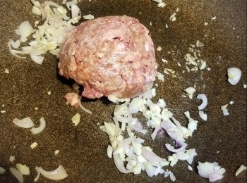 step4: 熱鑊下油加入蒜蓉和乾葱炒香，加入肉碎略炒